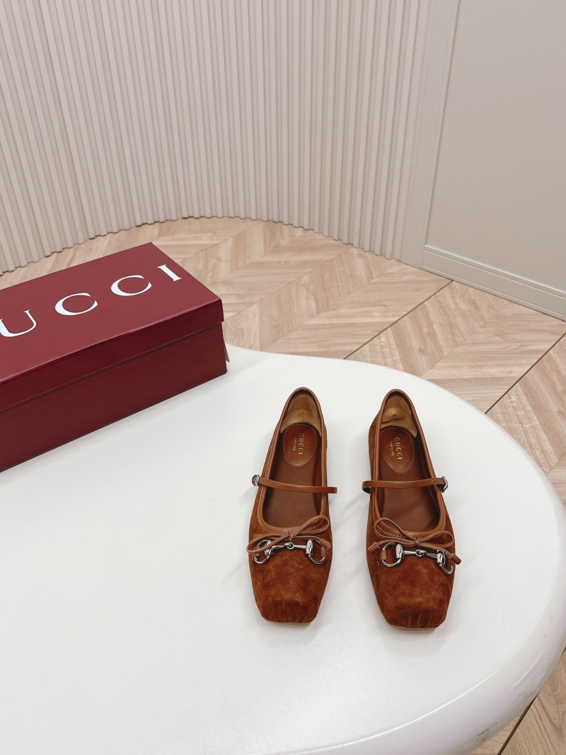 G*u*i flat shoes
